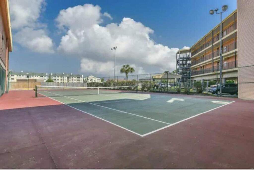 Sea-Renity Heated Pools Steps To The Beach Galveston Exterior photo