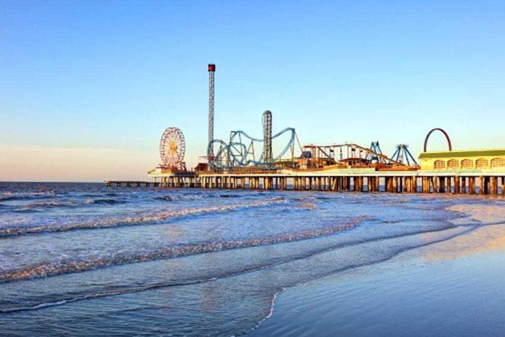 Sea-Renity Heated Pools Steps To The Beach Galveston Exterior photo